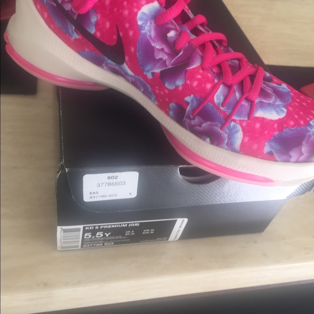 Sneakers - Picture 6 of 8